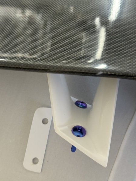 取付用の裏板、専用チタンボルトセット付属